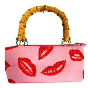 Valentine’s Day kiss / lip beaded mini bag